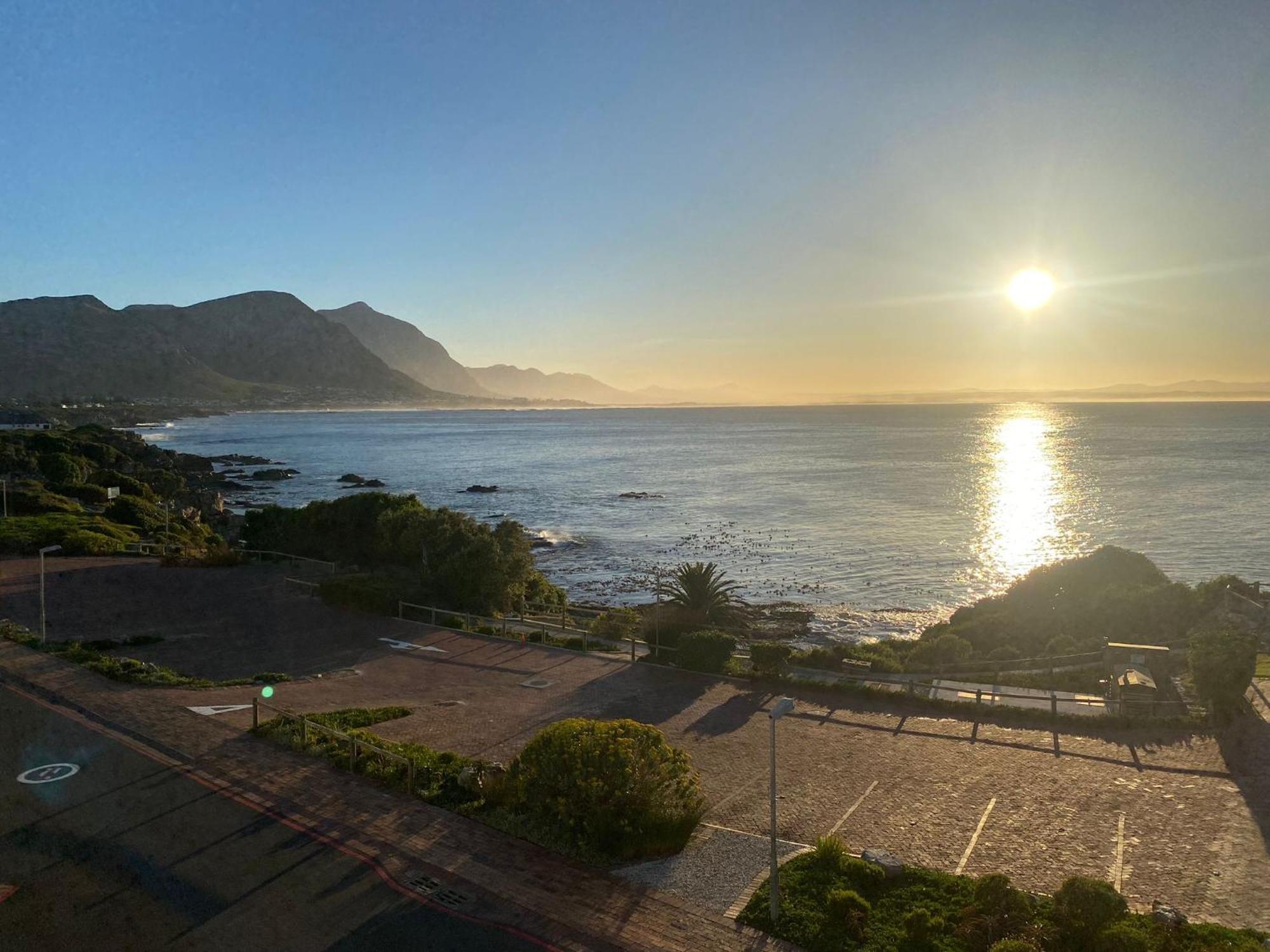 The Sun, Whales & Waves - Seafront Apartment Hermanus Zewnętrze zdjęcie